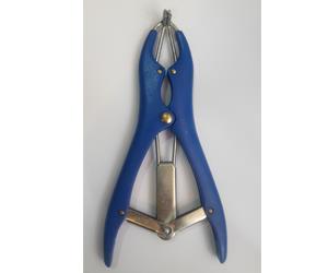 Tail docking applicator